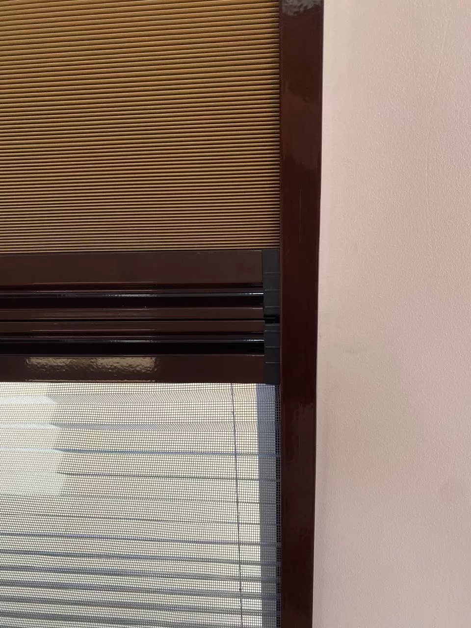 Штора+москитная сетка FAKRO AMD Duet 55x200 (коричневые направляющие RAL 8017, штора коричневая blackout RAL 1603)